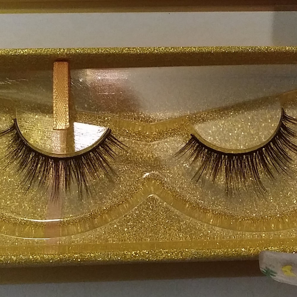 Lashes - Picture 3 of 4